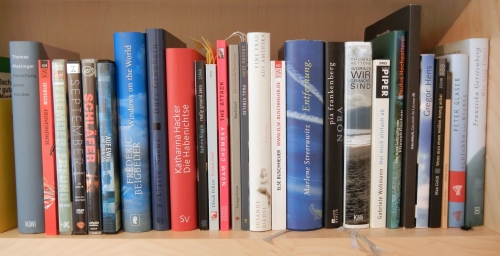 Bücherwand mit deutschen ,9/11'-Titeln